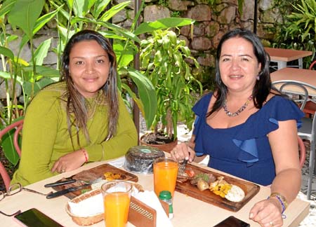 Eliana Paola Rico Eusse invitó a Gloria Amparo Ospina Rincón a Asados Chavita por su cumpleaños.