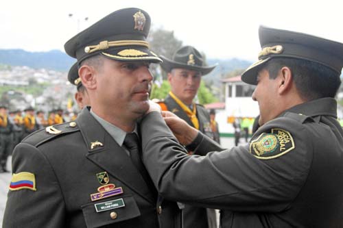 El brigadier general Fredy Alberto Tibaduiza Niño le impuso la insignia de mayor a Mauricio Parra Nieto.