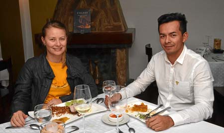 En una comida en Vino y Pimienta estuvieron los esposos Andrea Toro Jaime y Jairo Quevedo Rivera.