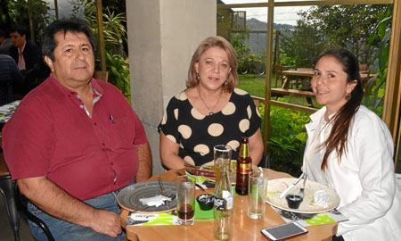 John Correa García y Alejandra Correa González le celebraron el cumpleaños a Patricia González Salazar (centro) en en Cortesana.