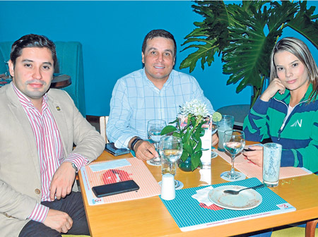 Ómar Reina Muñoz, Henry Murillo Arboleda y Diana Marcela Ramírez Ceballos compartieron en el restaurante Planta del Hotel Pop Ar