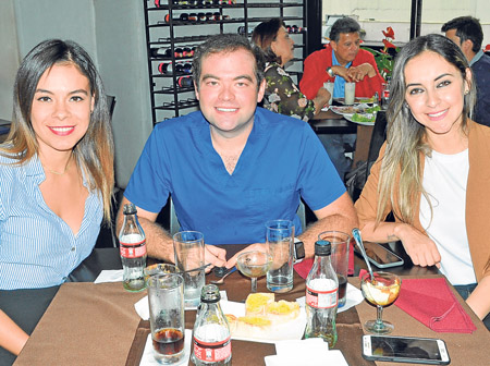 En la sede El Cable del Club Manizales se reunieron Luisa Velásquez Martínez, Santiago Mejía Zuluaga y Lili Castaño Restrepo.