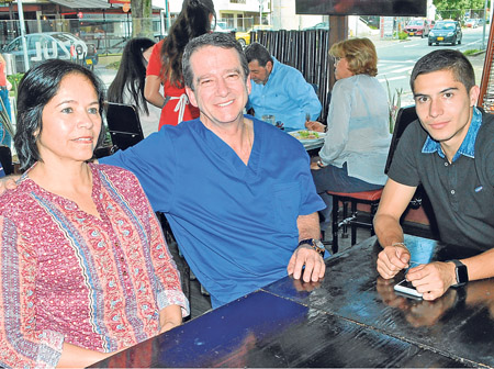 María Eugenia Molina Jiménez, Luis Ignacio Correa Mejía y Eduardo Correa Molina compartieron en el restaurante Ozul.