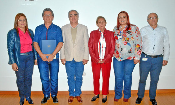 Gloria Inés Sánchez Vinasco y Gerardo Herrera López, funcionarios homenajeados; Alejandro Ceballos Márquez, rector de la Univers