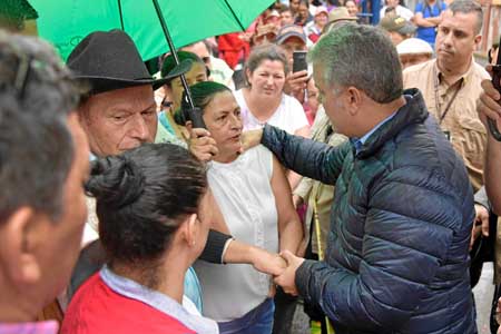 Iván Duque dialogó con los habitantes de Guayabetal. 