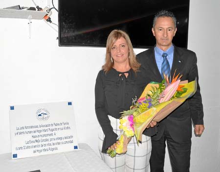 Luz Elena Mejía González recibió la distinción que le otorgó la Junta Administradora y la Asociación de padres de familia, de ma