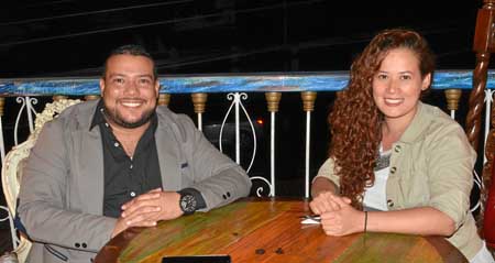 Néstor Saravia y Claudia Álvarez Orozco se reunieron en una comida en el restaurante Candelaria.