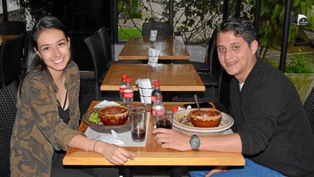En un almuerzo en el restaurante Buffalo Republic compartieron Salomé Alzate Álvarez y Fabio Eduardo Arce Giraldo.