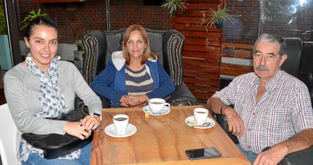 En el restaurante El Dauntaun se reunieron Daniela Velásquez Gallego, Myriam Gallego de Velásquez y Vicente Velásquez Latorre.