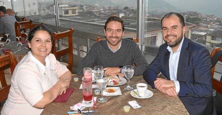 Alejandra Salazar Ángel, Luis Felipe Arboleda Cortés y Juan Carlos Garavito Escobar se reunieron en el Club Manizales.
