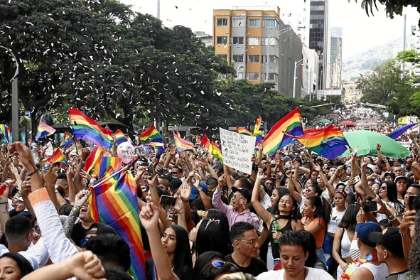 En Medellín cerca de 16 mil personas asistieron a la marcha, después el incidente protagonizado el sábado donde dos homofóbicos 