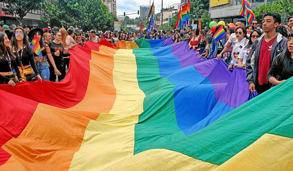 En Bogotá ondearon orgullos la bandera de arcoíris. 