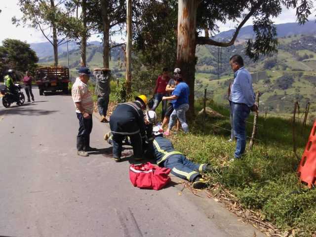 Fotos | Bomberos |  LA PATRIA El accidente en la vía Aranzazu-Salamina.