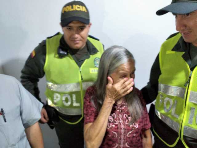Inés Ocampo, de 71 años, llora de alegría