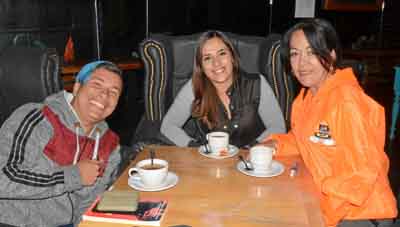 Mr. Anderson, Johana Jaramillo Orozco y Érika Román Rendón se reunieron en el restaurante Dauntaun.