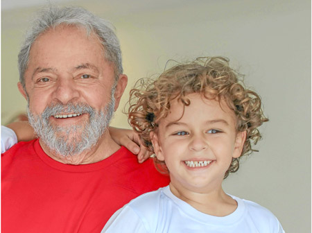 Foto cedida por el Instituto Lula, que muestra al expresidente con su nieto Athur Araujo Lula da Silva, quien falleció el vierne