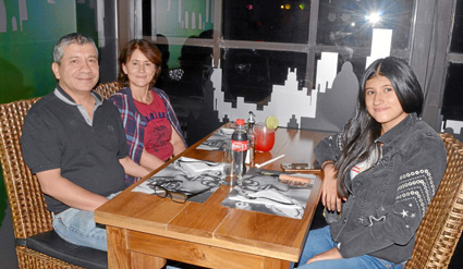 En el restaurante Eñe celebraron el cumpleaños de Luz Elena Quiceno Flórez (centro), su esposo, Carlos Quiroz Guarín, y su hija,