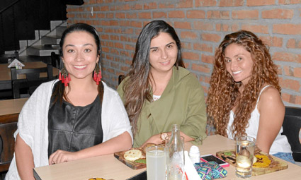 Daniela Arias Orozco, Laura Giraldo Botero y Paula González Orozco cenaron en el restaurante Asados Chavita.