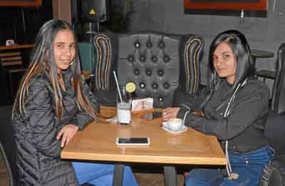 Jéssica Hincapié González y Greidi Ríos Mejía compartieron en una comida en el restaurante Dauntaun.