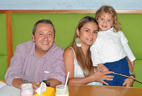 Juan Carlos Saavedra, Andrea Castaño Espinosa y Rafaela Saavedra Castaño se reunieron en un almuerzo en el restaurante La Farfal