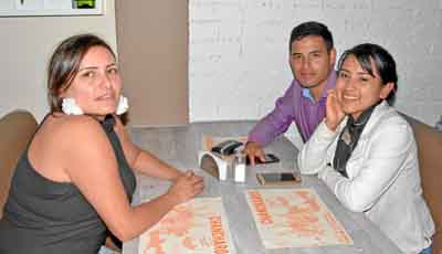 Claudia Pineda Gómez, Alejandro Pineda Gómez y Debbie González Castellanos se reunieron en el restaurante Cháncharos.