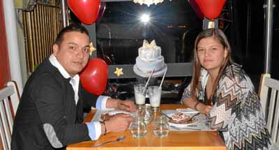 Cristian Camilo Cardona Jaramillo y Johana Agudelo Gómez celebraron su tercer aniversario de matrimonio en una comida en el rest