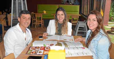 José Andrés Hernández Cárdenas, Nataly Sánchez Ramírez y Mariana Cardona Marín compartieron en un almuerzo en el restaurante La 