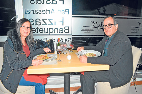 Luz Margarita Mesa Patiño y Carlos Alberto Martínez Cardona celebraron su 33º aniversario de matrimonio en una comida en el rest