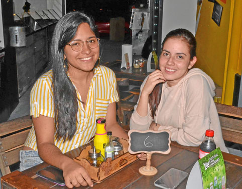 Stefanya Puerto Rojas y María Paula Gutiérrez Delgado se reunieron en el restaurante pizza Choppers.