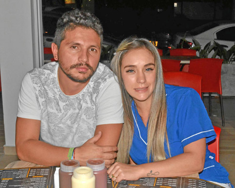 Los esposos Cristian Castro y Ángela Zapata cenaron en el restaurante Grilled.