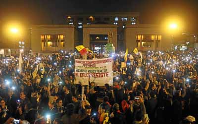 En Bogotá los marchantes encendieron sus celulares y linternas para iluminar al Capitolio, donde el Congreso tendrá que revisar 