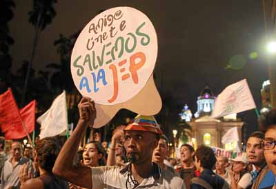 Fotos | EFE | LA PATRIA Un manifestante sostiene un cartel durante una marcha a favor de la JEP en Cali.