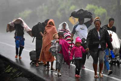 Una familia de inmigrantes venezolanos camina por la vía Panamericana entre Cali y Popayán. 