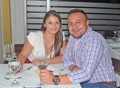 Francy Durán Loaiza y Julián Buitrago celebraron su tercer aniversario matrimonial en el restaurante Vino y Pimienta.