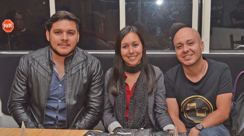 Andrés Felipe Albarracín Delgado, Paola Alzate Montoya y Lukaz Grisales Saldarriaga se reunieron en el restaurante Chilli Dogs.