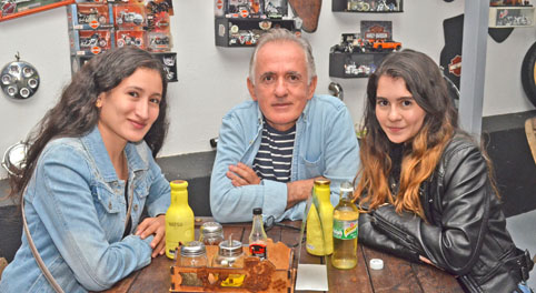 María Juanita Rivero Camelo, Uriel Builes Ospina y Juanita Builes Gallo compartieron en el restaurante Pizza Choppers.