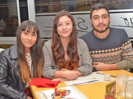 Para celebrar el cumpleaños de Paola Ximena Espinosa, Natalia Espinosa y Andrés Camilo Arias ofrecieron una comida en el restaur