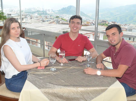 En el Club Manizales se reunieron en un almuerzo Juanita Calle Duque, Martín Jaramillo Duque y Santiago Zuluaga Meza.