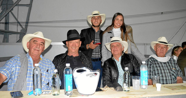 Guillermo Cifuentes Vásquez, Álvaro Restrepo Echeverri, Germán Salazar Bernal y Gabriel Meza Restrepo. De pie: Álvaro Restrepo 