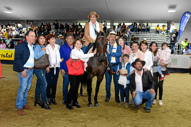 La homenajeada aparece con su familia: Pedro Sanint Armel, Beatriz de Sanint, Piedad Armel Jaramillo, Gabriel Escobar Ángel, Ana