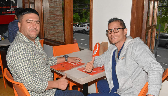 En un almuerzo en el restaurante Wingz Andrés Pinilla Duque felicitó a Andrés López García por su cumpleaños.