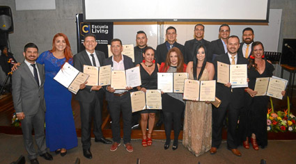 Grupo de alumnos que recibieron el certificado como Coaching profesional acompañado por directivos de la Escuela Living. Julián 