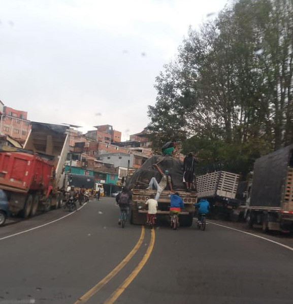 En Riosucio están preocupados porque existe un grupo de jóvenes que se aferra a camiones y tractomulas en movimiento, en la vía 
