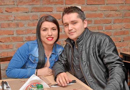 Para celebrar el cumpleaños de Paola Hernández Giraldo, su esposo, Carlos Arturo Rojas Osorio, ofreció una comida en Asados Chav