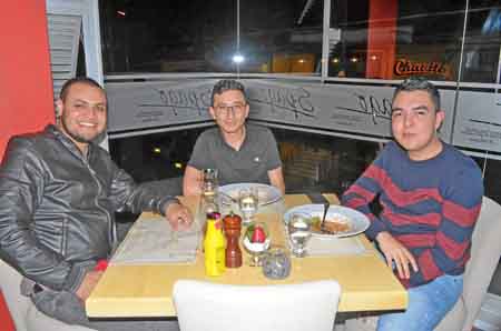 Juan Esteban González Loaiza fue homenajeado en una comida en Spago por Juan Camilo González Loaiza y Néstor Alonso Masso López.