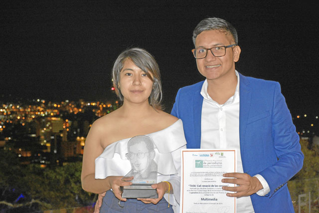 Lorena Ceballos y Abrahán Gutiérrez, de la Universidad del Valle, ganadores del Premio en la categoría Multimedia con el trabajo