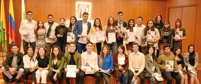 Grupo de jóvenes que fue reconocido con el Premio Nacional de Periodismo Universitario Orlando Sierra Hernández, en diferentes m