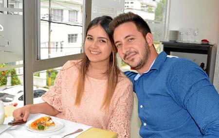 Los esposos Melany Céspedes Burón y Carlos Santos Bernaza se reunieron en un almuerzo en Spago. 