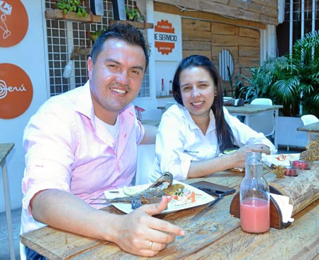 Los esposos Juan David Corrales Soto y Juliana López Agudelo compartieron en  Tito Food & Drinks.