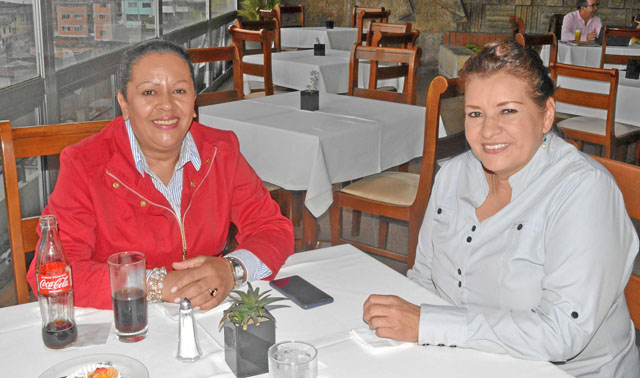 María del Carmen Medellín Villa y Ana Lucía García García se reunieron en un almuerzo en el Club Manizales.
